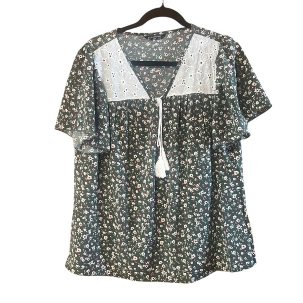 BloomChic Floral Flutter Sleeve Tassel‎ Blouse